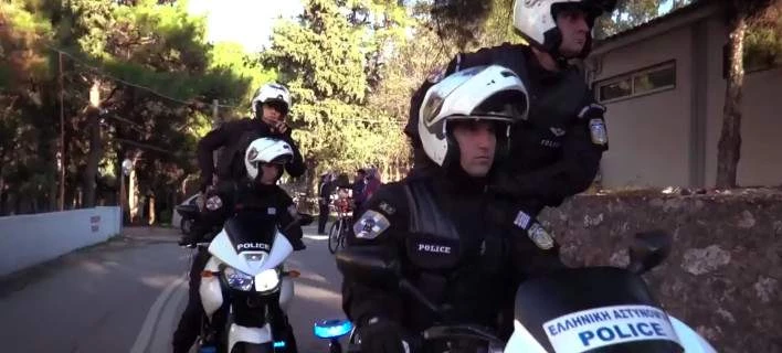 Αθήνα: Συναγερμός για το «μυστηριώδη» φωτογράφο σε βαφτίσια – Τι συμβαίνει;